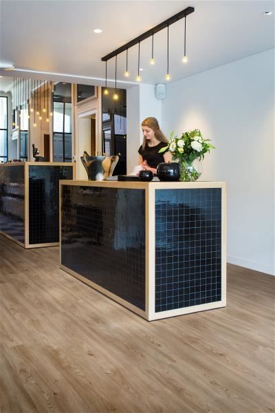 Creating a Welcoming Atmosphere with Your Nail Shop Reception Desk — M2 ...